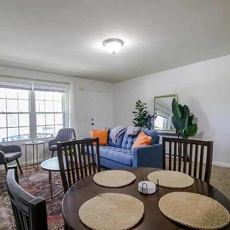 Oh Henry Townhouse For 6, 2 Miles From Downtown-3