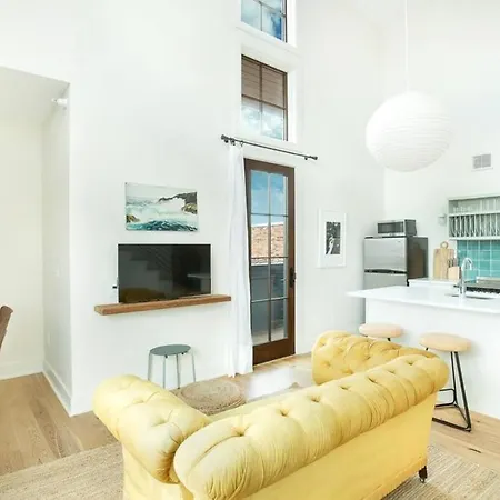 Annabelle 4C - 2Br, Private Patio & Huge Windows-2